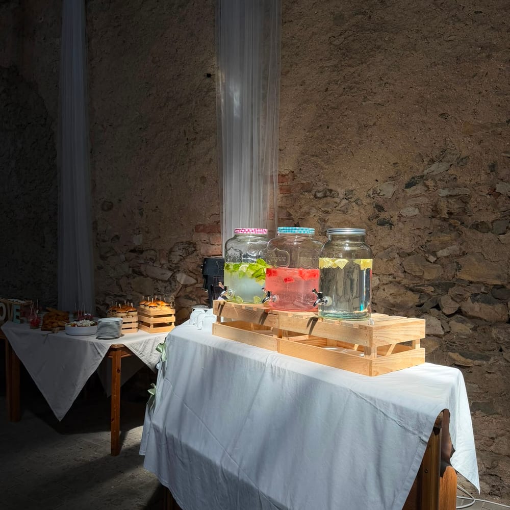 Domácí limonády ve výdejních sklenicích