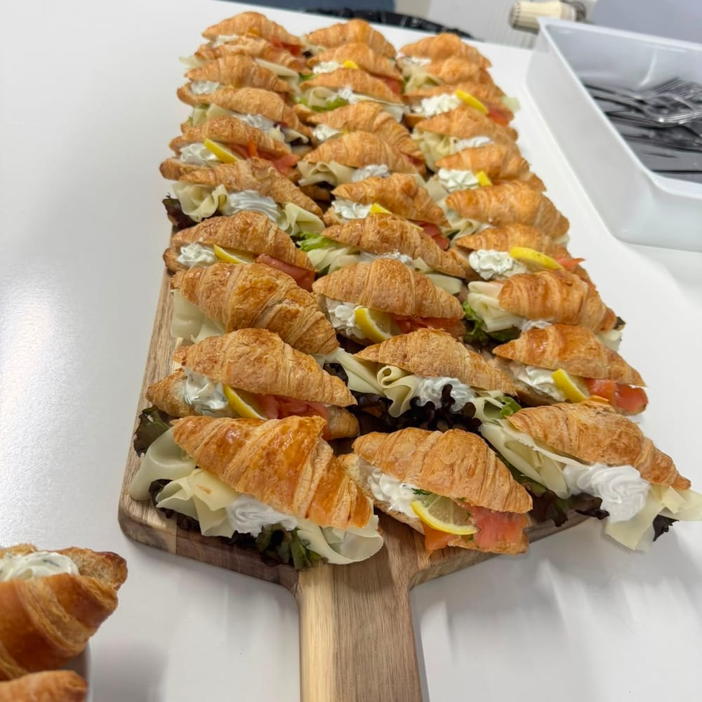 Mini croissanty s lososem, sýrem a salátem