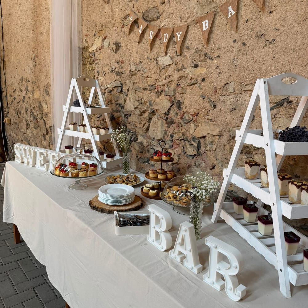 Sweet bar na svatbě s dezerty a mini zákusky